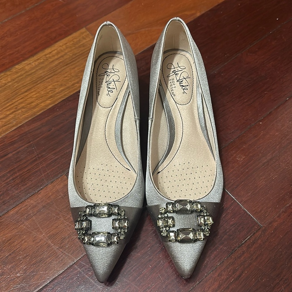 Never been worn Lifestride Pewter heels.
